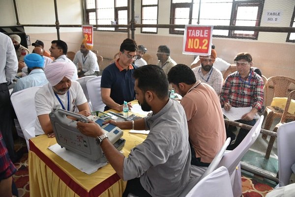 शुरुआती रुझान में NDA 279 और I.N.D.I.A. 218 सीटों पर आगे