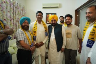 जालंधर में कांग्रेस पार्षद तरसेम लखोत्रा,वीरेश मिंटू, वरिष्ठ कांग्रेस नेता कमल लोच और अनमोल ग्रोवर आम आदमी पार्टी में शामिल , मुख्यमंत्री भगवंत मान ने किया स्वागत