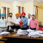 ਜੈਮਲ ਸਿੰਘ ਵੱਲੋਂ ਜਿਲਾ ਖਜਾਨਾ ਅਫਸਰ,ਕਪੂਰਥਲਾ ਵਜੋਂ ਚਾਰਜ ਸੰਭਾਲਣ ਤੇ ਸੀ ਦਫਤਰ ਕਰਮਚਾਰੀ ਯੂਨੀਅਨ ਪੰਜਾਬ ਦੇ ਨਰਿੰਦਰ ਸਿੰਘ ਚੀਮਾ ਸੂਬਾ ਜਨਰਲ ਸਕੱਤਰ ਨੇ ਫੁੱਲਾਂ ਦਾ ਗੁਲਦਸਤਾ ਭੇਂਟ ਕਰਕੇ ਵਧਾਈ ਦਿੱਤੀ