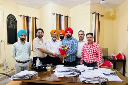 ਜੈਮਲ ਸਿੰਘ ਵੱਲੋਂ ਜਿਲਾ ਖਜਾਨਾ ਅਫਸਰ,ਕਪੂਰਥਲਾ ਵਜੋਂ ਚਾਰਜ ਸੰਭਾਲਣ ਤੇ ਸੀ ਦਫਤਰ ਕਰਮਚਾਰੀ ਯੂਨੀਅਨ ਪੰਜਾਬ ਦੇ ਨਰਿੰਦਰ ਸਿੰਘ ਚੀਮਾ ਸੂਬਾ ਜਨਰਲ ਸਕੱਤਰ ਨੇ ਫੁੱਲਾਂ ਦਾ ਗੁਲਦਸਤਾ ਭੇਂਟ ਕਰਕੇ ਵਧਾਈ ਦਿੱਤੀ