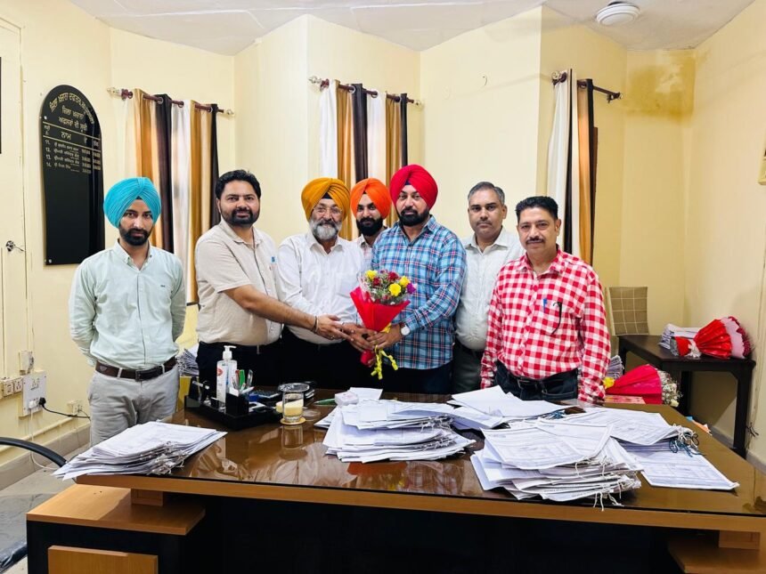 ਜੈਮਲ ਸਿੰਘ ਵੱਲੋਂ ਜਿਲਾ ਖਜਾਨਾ ਅਫਸਰ,ਕਪੂਰਥਲਾ ਵਜੋਂ ਚਾਰਜ ਸੰਭਾਲਣ ਤੇ ਸੀ ਦਫਤਰ ਕਰਮਚਾਰੀ ਯੂਨੀਅਨ ਪੰਜਾਬ ਦੇ ਨਰਿੰਦਰ ਸਿੰਘ ਚੀਮਾ ਸੂਬਾ ਜਨਰਲ ਸਕੱਤਰ ਨੇ ਫੁੱਲਾਂ ਦਾ ਗੁਲਦਸਤਾ ਭੇਂਟ ਕਰਕੇ ਵਧਾਈ ਦਿੱਤੀ