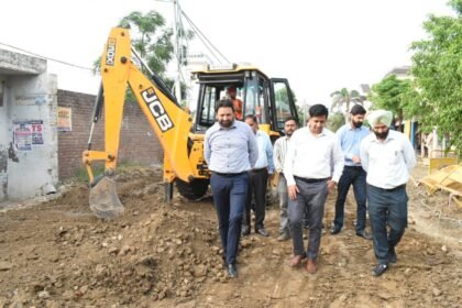 डिप्टी कमिश्नर ने लंबा पिंड-जंडूसिंघा और धोगड़ी रोड के चल रहे प्रोजैक्टों का किया निरीक्षण