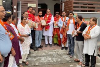 राकेश राठौर ने वार्ड नंबर 48 में शीतल अंगूराल के पक्ष में घर-घर जाकर किया चुनाव प्रचार