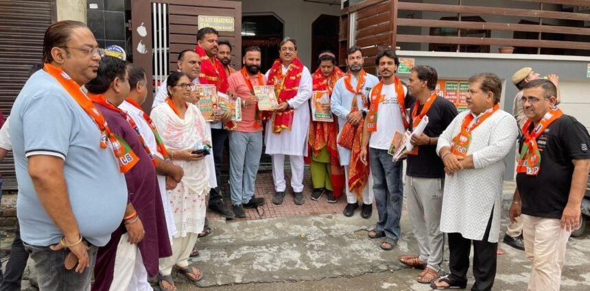 राकेश राठौर ने वार्ड नंबर 48 में शीतल अंगूराल के पक्ष में घर-घर जाकर किया चुनाव प्रचार