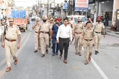 जिला चुनाव अधिकारी के नेतृत्व में विधानसभा क्षेत्र जालंधर पश्चिम में निकाला गया फ्लैग मार्च