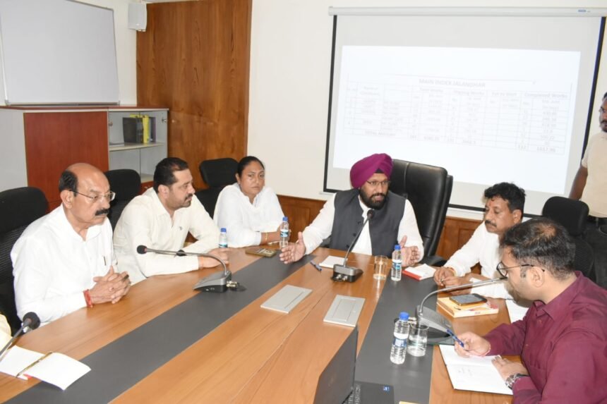 कैबिनेट मंत्री ने शहर में चल रहे प्रोजैक्टों को तेजी से पूरा करने के दिए निर्देश, मानसून सीजन दौरान चुनौतियों से निपटने के लिए नगर निगम के प्रबंधों का लिया जायजा