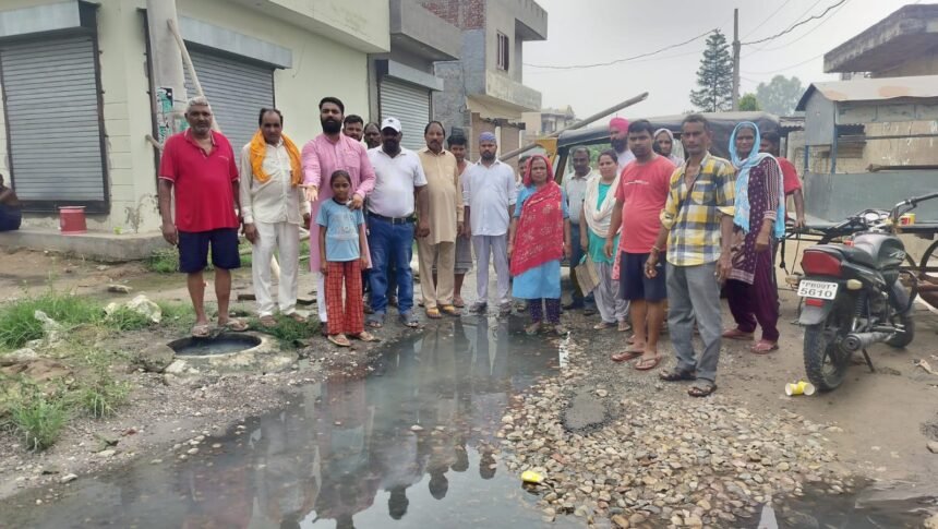 ਔਜਲਾ ਫਾਟਕ ਨਜਦੀਕ ਸੀਵਰੇਜ ਜਾਮ ਦਾ ਮੱਸਲਾ ਹੱਲ ਨਾ ਕੀਤੇ ਜਾਣ ਤੇ ਲੋਕਾਂ ਵਲੋਂ ਕੀਤਾ ਜਾਵੇਗਾ ਰੋਡ ਜਾਮ – ਅਵੀ ਰਾਜਪੂਤ