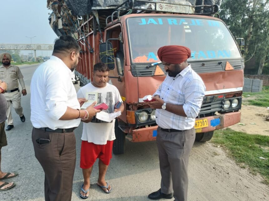 रीजनल ट्रांसपोर्ट अधिकारी ने जालंधर में यातायात नियमों की उल्लंघन करने वाले वाहनों की जांच कर किये ई-चालान