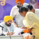 मुख्यमंत्री ने लोगों को दी राहत: ‘दुआबे च सरकार तुहाडे  द्वार योजना के तहत अपने जालंधर आवास पर समस्याएं सुनीं और समाधान किया