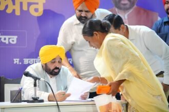 मुख्यमंत्री ने लोगों को दी राहत: ‘दुआबे च सरकार तुहाडे  द्वार योजना के तहत अपने जालंधर आवास पर समस्याएं सुनीं और समाधान किया