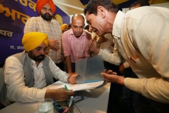 लोगों की उम्मीदों पर खरा उतरा ‘भगवंत मान सरकार, तुहाडे दुआर’ कार्यक्रम, दूसरे दिन भी मुख्यमंत्री ने लोगों की समस्याओं का मौके पर ही किया निपटारा