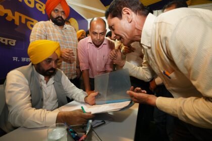 लोगों की उम्मीदों पर खरा उतरा ‘भगवंत मान सरकार, तुहाडे दुआर’ कार्यक्रम, दूसरे दिन भी मुख्यमंत्री ने लोगों की समस्याओं का मौके पर ही किया निपटारा