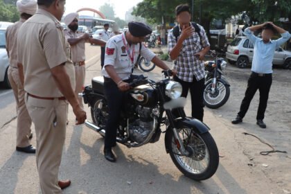 कमिश्नरेट पुलिस ने बुलेट मोटरसाइकिलों के अवैध साइलेंसरों के खिलाफ अपना अभियान किया तेज, बुलेट मोटरसाइकिलों किये जब्त