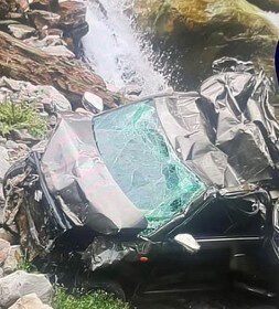 अनंतनाग में भीषण सड़क हादसा, एक ही परिवार के आठ लोगों की मौके पर ही मौत