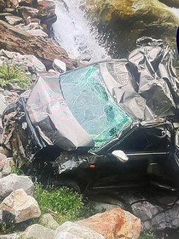 अनंतनाग में भीषण सड़क हादसा, एक ही परिवार के आठ लोगों की मौके पर ही मौत