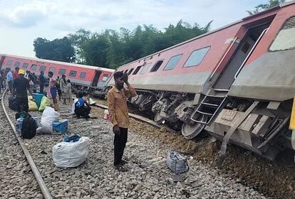 चंडीगढ़ से डिब्रूगढ़ जा रही एक्सप्रेस ट्रेन के 14 डिब्बे पटरी से उतरे, दो की मौत, 31 घायल