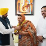 जालंधर उपचुनाव से पहले अकाली दल की उम्मीदवार सुरजीत कौर आम आदमी पार्टी में हुई शामिल