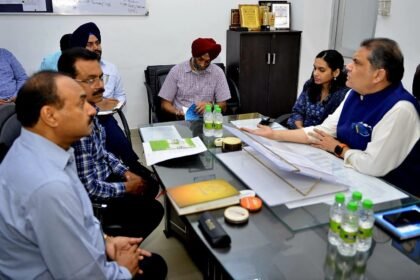 सांसद अरोड़ा ने विधायक और डीसी के साथ सिविल अस्पताल को अपग्रेड करने संबंधित कार्यों की समीक्षा की, मरीजों के लिए अतिरिक्त शेड, वाटर कूलर, साइनेज के लिए फंड जारी