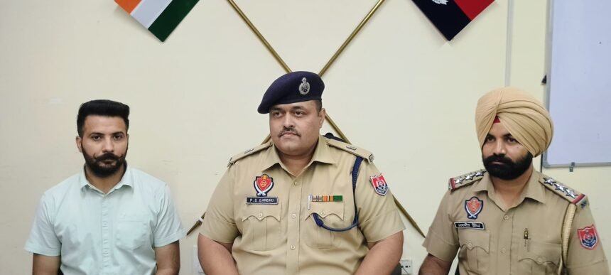 ਫਾਜਿਲਕਾ ਦੀ ਭੈਰੋ ਬਸਤੀ ਵਿੱਚ ਦੋ ਭਰਾਵਾਂ ਵਿਚਕਾਰ ਹੋਏ ਲੜਾਈ ਝਗੜੇ ਦੌਰਾਨ ਇੱਕ ਭਰਾ ਦੀ ਮੌਤ ਹੋਣ ਦੇ ਮਾਮਲੇ ਵਿੱਚ ਪੁਲਿਸ ਨੇ ਤੁਰੰਤ ਕਾਰਵਾਈ ਕਰਦੇ ਹੋਏ 18 ਘੰਟੇ ਦੇ ਅੰਦਰ ਅੰਦਰ ਦੋਸ਼ੀ ਨੂੰ ਕੀਤਾ ਰਾਉਂਡਅੱਪ