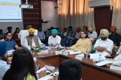 कैबिनेट मंत्री हरभजन सिंह द्वारा चल रही बैठक में जेई निलंबित, निजी कंपनी का कर्मचारी बर्खास्त, कईयों को कारण बताओ नोटिस जारी