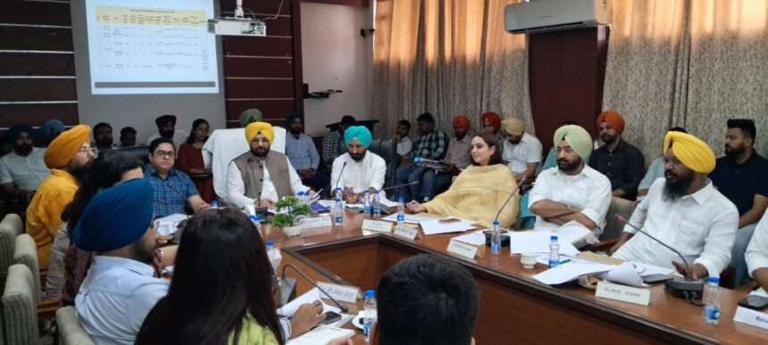 कैबिनेट मंत्री हरभजन सिंह द्वारा चल रही बैठक में जेई निलंबित, निजी कंपनी का कर्मचारी बर्खास्त, कईयों को कारण बताओ नोटिस जारी