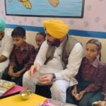 कैबिनेट मंत्री ने अचानक सरकारी स्कूलों का किया दौरा, छात्रों के साथ बैठकर खाया मिड-डे मील खाना