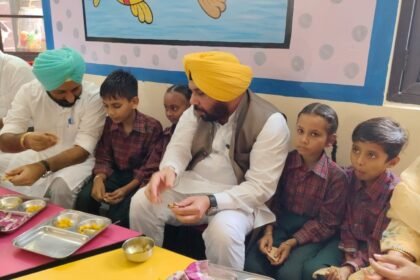 कैबिनेट मंत्री ने अचानक सरकारी स्कूलों का किया दौरा, छात्रों के साथ बैठकर खाया मिड-डे मील खाना