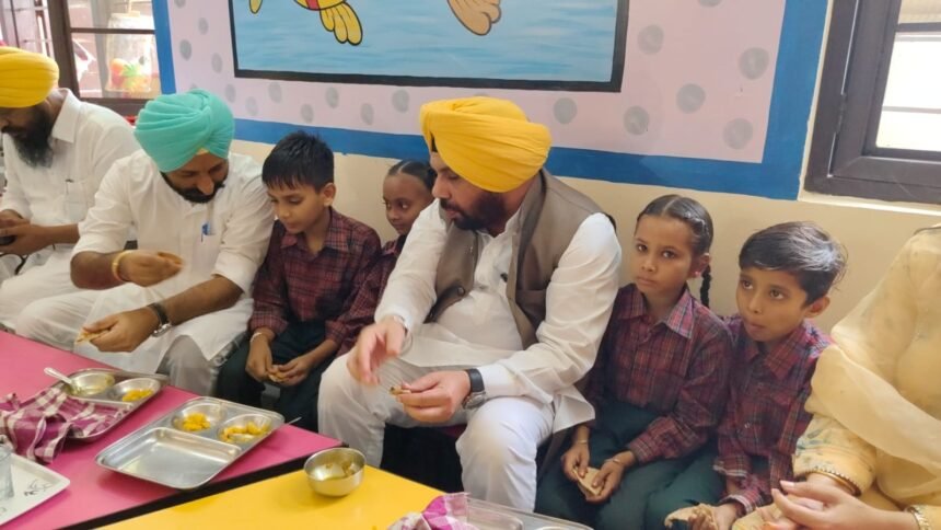 कैबिनेट मंत्री ने अचानक सरकारी स्कूलों का किया दौरा, छात्रों के साथ बैठकर खाया मिड-डे मील खाना