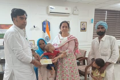 ਟਰਾਂਸਫਾਰਮਰ ਨਾਲ ਕਰੰਟ ਲਗਣ ਕਰਕੇ ਮੌਤ ਹੋਣ *ਤੇ ਪੰਜਾਬ ਸਰਕਾਰ ਵੱਲੋਂ ਮ੍ਰਿਤਕ ਦੀ ਪਤਨੀ ਨੂੰ 1 ਲੱਖ ਰੁਪਏ ਦਾ ਚੈਕ ਭੇਂਟ