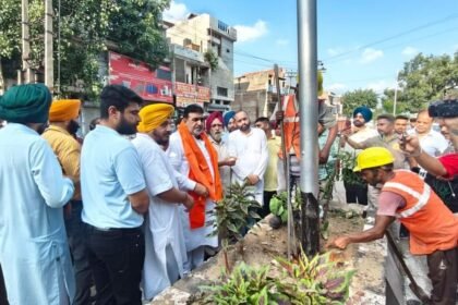 ਵਿਧਾਇਕ ਪਰਾਸ਼ਰ ਨੇ ਖਰਾਬ ਖੰਭਿਆਂ ਦੀ ਮੁਰੰਮਤ ਅਤੇ ਨਵੀਆਂ ਸਟਰੀਟ ਲਾਈਟਾਂ ਲਗਾਉਣ ਲਈ 76 ਲੱਖ ਰੁਪਏ ਦੇ ਪ੍ਰੋਜੈਕਟਾਂ ਦਾ ਕੀਤਾ ਉਦਘਾਟਨ