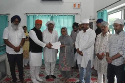 ਪਿੰਡ ਜੇਜੋਂ ਹੜ੍ਹ ਹਾਦਸਾ : ਕੈਬਨਿਟ ਮੰਤਰੀ ਜਿੰਪਾ ਅਤੇ ਲੋਕ ਸਭਾ ਮੈਂਬਰ ਡਾ. ਰਾਜ ਕੁਮਾਰ ਨੇ ਪੀੜ੍ਹਤ ਪਰਿਵਾਰਾਂ ਨੂੰ ਸੌਂਪੇ 44 ਲੱਖ ਰੁਪਏ ਦੀ ਐਕਸ ਗਰੇਸ਼ੀਆ ਰਾਸ਼ੀ ਦੇ ਚੈਕ