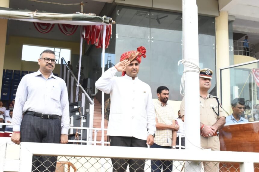 स्वतंत्रता दिवस समागम की गुरू गोबिन्द सिंह स्टेडियम में हुई फुल ड्रैस रिहर्सल, डिप्टी कमिश्नर ने मार्च पास्ट से सलामी ली