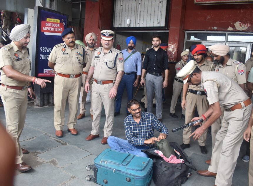 जालंधर रेलवे स्टेशन पर विशेष तलाशी अभियान चलाया गया, ए.डी.जी.पी. कानून एवं व्यवस्था ने स्वतंत्रता दिवस से पहले सुरक्षा उपायों की समीक्षा की