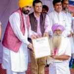 मुख्यमंत्री ने 15 विशिष्ट व्यक्तियों को राज्य पुरस्कार से सम्मानित किया