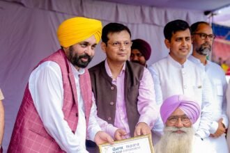 मुख्यमंत्री ने 15 विशिष्ट व्यक्तियों को राज्य पुरस्कार से सम्मानित किया