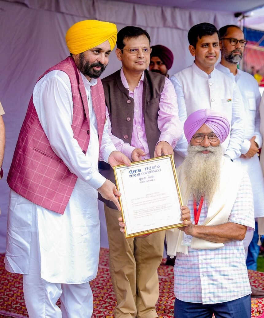 मुख्यमंत्री ने 15 विशिष्ट व्यक्तियों को राज्य पुरस्कार से सम्मानित किया