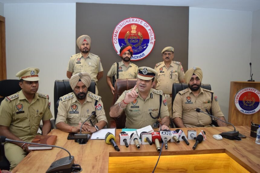 जालंधर कमिश्नरेट पुलिस ने मल्टी-स्टेट बैंक चेक फ्रॉड सिंडिकेट का किया पर्दाफाश पांच व्यक्तियों से 44 एटीएम कार्ड, 17 चेक बुक और छेड़छाड़ करने वाले उपकरण किये बरामद