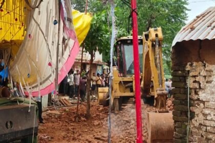 दीवार गिरने से नौ बच्चों की मौत, शिवलिंग बनाते समय समय हुआ हादसा, दो घायल