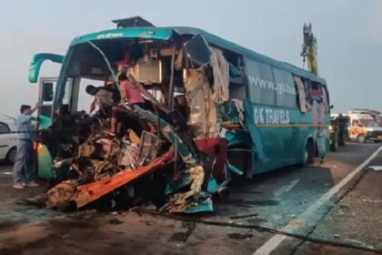 हरियाणा में खड़े ट्राले से टकराई बस, ड्राइवर की गर्दन कटकर हुई अलग, 27 यात्री घायल