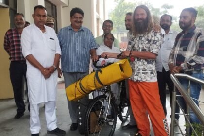 ਦੁਨੀਆ ਦਾ ਚੱਕਰ ਲਗਾਉਣ ਲਈ ਸਾਈਕਲ ਤੇ ਸਵਾਰ ਹੋ ਕੇ  ਜਰਮਨ ਤੋਂ ਨਵਾਂ ਸ਼ਹਿਰ ਪਹੁੰਚੇ  ਜਰਮਨ ਨਿਵਾਸੀ ਦਾ ਡਿਪਟੀ ਕਮਿਸ਼ਨਰ ਨੇ ਕੀਤਾ ਸਵਾਗਤ