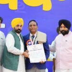 ਮੁੱਖ ਮੰਤਰੀ ਵੱਲੋਂ ਸਰਕਾਰੀ ਸਕੂਲਾਂ ਵਿੱਚ ਪੰਜਾਬੀ ਅਧਿਆਪਕਾਂ ਦੀਆਂ ਖਾਲੀ ਪਈਆਂ ਸਾਰੀਆਂ ਅਸਾਮੀਆਂ ਭਰਨ ਦਾ ਐਲਾਨ, ਅਧਿਆਪਕ ਦਿਵਸ ਮੌਕੇ 77 ਅਧਿਆਪਕਾਂ ਦਾ ਕੀਤਾ ਸਨਮਾਨ