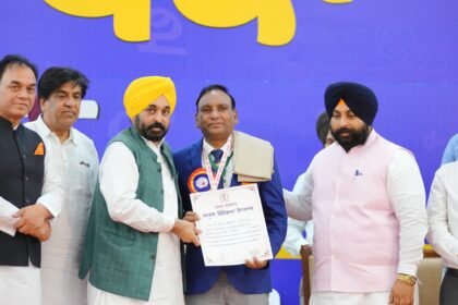 ਮੁੱਖ ਮੰਤਰੀ ਵੱਲੋਂ ਸਰਕਾਰੀ ਸਕੂਲਾਂ ਵਿੱਚ ਪੰਜਾਬੀ ਅਧਿਆਪਕਾਂ ਦੀਆਂ ਖਾਲੀ ਪਈਆਂ ਸਾਰੀਆਂ ਅਸਾਮੀਆਂ ਭਰਨ ਦਾ ਐਲਾਨ, ਅਧਿਆਪਕ ਦਿਵਸ ਮੌਕੇ 77 ਅਧਿਆਪਕਾਂ ਦਾ ਕੀਤਾ ਸਨਮਾਨ