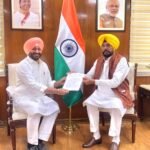 ਕੁਲਦੀਪ ਸਿੰਘ ਧਾਲੀਵਾਲ ਨੇ ਕੇਂਦਰੀ ਰੇਲ ਰਾਜ ਮੰਤਰੀ ਰਵਨੀਤ ਸਿੰਘ ਬਿੱਟੂ ਨੂੰ ਮੰਗ ਪੱਤਰ ਦੇ ਕੇ ਅਜਨਾਲਾ-ਬੱਲੜ੍ਹਵਾਲ ਬਾਰਡਰ ਬੈਲਟ ਨੂੰ ਸ੍ਰੀ ਅੰਮ੍ਰਿਤਸਰ ਸਾਹਿਬ ਰੇਲ ਮਾਰਗ ਰਾਹੀਂ ਪੂਰੇ ਭਾਰਤ ਨਾਲ ਜੋੜਨ ਲਈ ਨਿੱਜੀ ਦਖਲ ਦੀ ਕੀਤੀ ਮੰਗ