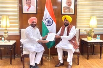 ਕੁਲਦੀਪ ਸਿੰਘ ਧਾਲੀਵਾਲ ਨੇ ਕੇਂਦਰੀ ਰੇਲ ਰਾਜ ਮੰਤਰੀ ਰਵਨੀਤ ਸਿੰਘ ਬਿੱਟੂ ਨੂੰ ਮੰਗ ਪੱਤਰ ਦੇ ਕੇ ਅਜਨਾਲਾ-ਬੱਲੜ੍ਹਵਾਲ ਬਾਰਡਰ ਬੈਲਟ ਨੂੰ ਸ੍ਰੀ ਅੰਮ੍ਰਿਤਸਰ ਸਾਹਿਬ ਰੇਲ ਮਾਰਗ ਰਾਹੀਂ ਪੂਰੇ ਭਾਰਤ ਨਾਲ ਜੋੜਨ ਲਈ ਨਿੱਜੀ ਦਖਲ ਦੀ ਕੀਤੀ ਮੰਗ