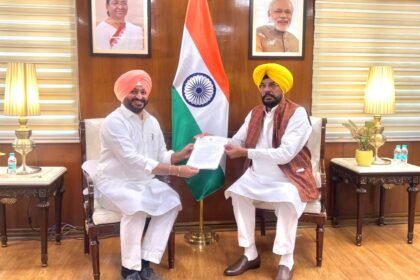 ਕੁਲਦੀਪ ਸਿੰਘ ਧਾਲੀਵਾਲ ਨੇ ਕੇਂਦਰੀ ਰੇਲ ਰਾਜ ਮੰਤਰੀ ਰਵਨੀਤ ਸਿੰਘ ਬਿੱਟੂ ਨੂੰ ਮੰਗ ਪੱਤਰ ਦੇ ਕੇ ਅਜਨਾਲਾ-ਬੱਲੜ੍ਹਵਾਲ ਬਾਰਡਰ ਬੈਲਟ ਨੂੰ ਸ੍ਰੀ ਅੰਮ੍ਰਿਤਸਰ ਸਾਹਿਬ ਰੇਲ ਮਾਰਗ ਰਾਹੀਂ ਪੂਰੇ ਭਾਰਤ ਨਾਲ ਜੋੜਨ ਲਈ ਨਿੱਜੀ ਦਖਲ ਦੀ ਕੀਤੀ ਮੰਗ