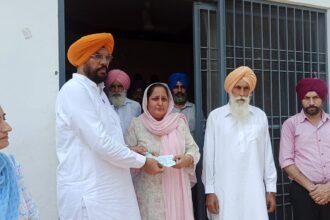 ਧਾਲੀਵਾਲ ਨੇ ਉਮਾਨ ਵਿਖੇ ਹਾਦਸੇ ਵਿੱਚ ਮਾਰੇ ਗਏ ਵਿਅਕਤੀ ਦੇ ਪਰਿਵਾਰ ਨੂੰ ਦਿੱਤਾ ਮੁਆਵਜਾ ਰਾਸ਼ੀ ਦਾ ਚੈੱਕ