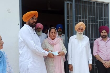 ਧਾਲੀਵਾਲ ਨੇ ਉਮਾਨ ਵਿਖੇ ਹਾਦਸੇ ਵਿੱਚ ਮਾਰੇ ਗਏ ਵਿਅਕਤੀ ਦੇ ਪਰਿਵਾਰ ਨੂੰ ਦਿੱਤਾ ਮੁਆਵਜਾ ਰਾਸ਼ੀ ਦਾ ਚੈੱਕ