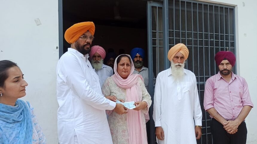 ਧਾਲੀਵਾਲ ਨੇ ਉਮਾਨ ਵਿਖੇ ਹਾਦਸੇ ਵਿੱਚ ਮਾਰੇ ਗਏ ਵਿਅਕਤੀ ਦੇ ਪਰਿਵਾਰ ਨੂੰ ਦਿੱਤਾ ਮੁਆਵਜਾ ਰਾਸ਼ੀ ਦਾ ਚੈੱਕ