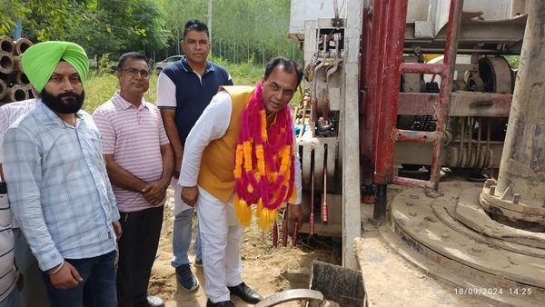 ਸੰਸਦ ਮੈਂਬਰ ਡਾ: ਰਾਜਕੁਮਾਰ ਚੱਬੇਵਾਲ ਵੱਲੋਂ ਪਿੰਡ ਸੁਭਾਨਪੁਰ ਵਿਖੇ 1 ਕਰੋੜ ਰੁਪਏ ਦੀ ਲਾਗਤ ਨਾਲ ਲਗਾਏ ਜਾਣ ਡੂੰਘੇ ਬੋਰਵੈੱਲ ਦੇ ਪ੍ਰਾਜੈਕਟ ਦਾ ਰੱਖਿਆ ਨੀਂਹ ਪੱਥਰ