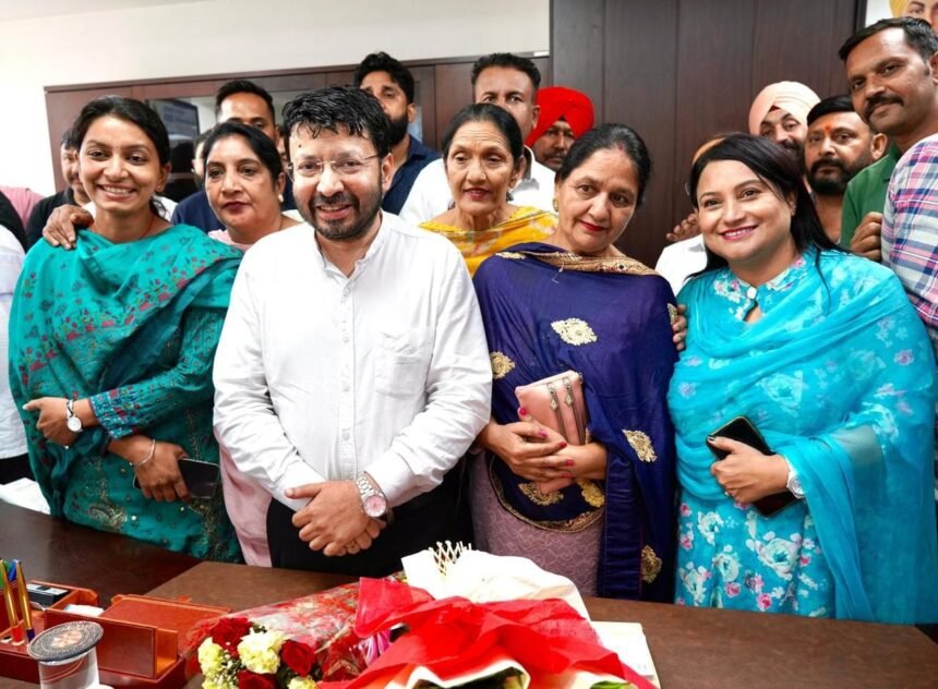 ਕੈਬਨਿਟ ਮੰਤਰੀ ਡਾ. ਰਵਜੋਤ ਸਿੰਘ ਦੇ ਅਹੁੱਦਾ ਸੰਭਾਲਣ ‘ਤੇ ਜ਼ਿਲ੍ਹਾ ਯੋਜਨਾ ਕਮੇਟੀ ਦੀ ਚੇਅਰਪਰਸਨ ਕਰਮਜੀਤ ਕੌਰ ਨੇ ਦਿੱਤੀਆਂ ਸ਼ੁੱਭ ਕਾਮਨਾਵਾਂ